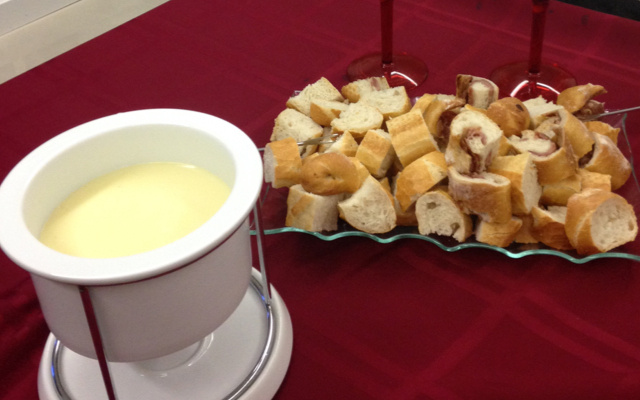 Fondue de queijo barato e fácil