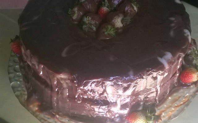 Bolo de chocolate com morangos