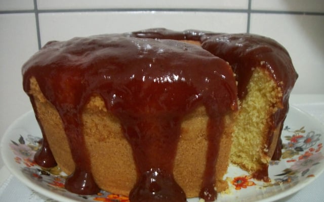Bolo de fubá com cobertura de goiabada