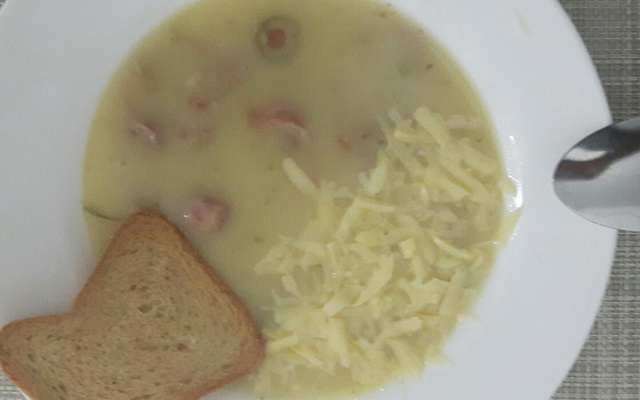 Caldinho de batata com linguiça do papai com frio