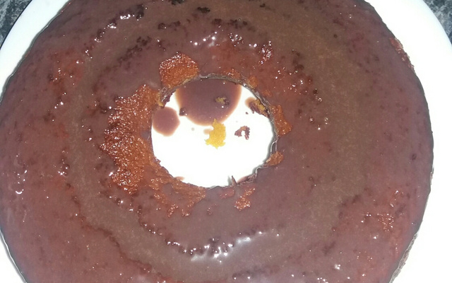 Bolo de cenoura com calda de chocolate