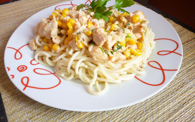 Macarrão com estrogonofe de frango rápido e fácil