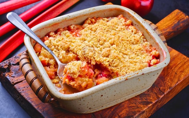 Torta de maçã sem glúten em camadas de fruta e massa