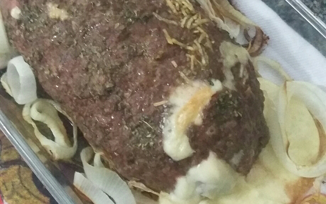 Rocambole de queijo e presunto com calabresa