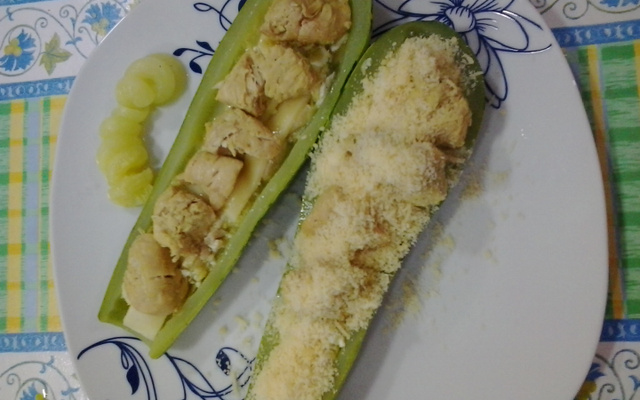 Abobrinha Recheada de Frango com Requeijão