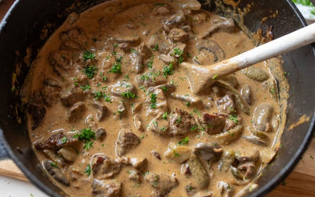 Strogonoff de carne suculento de alcatra com molho na panela