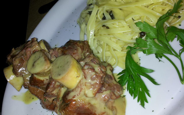 Ossobuco de vitelo e tagliatele no molho do cozimento da carne
