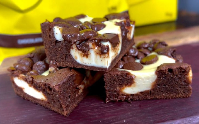BROWNIE DE CHOCOLATE COM CHEESECAKE