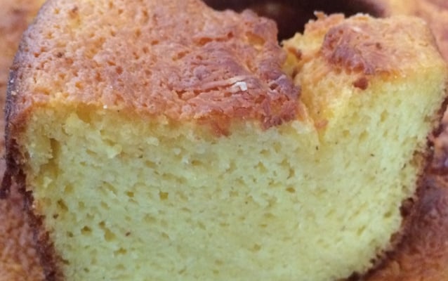 Bolo de fubá com queijo canastra