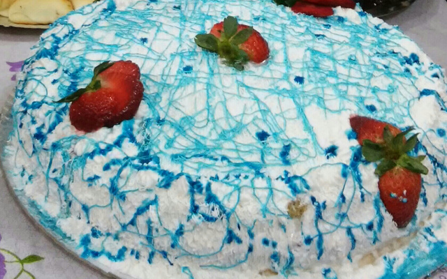 Bolo gelado assado com recheio de morango