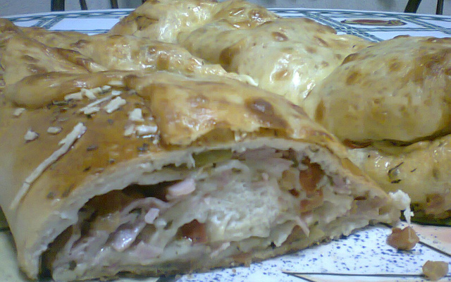 Pizza enrolada com recheio misto