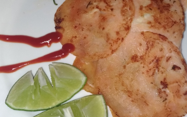 Carpaccio de salmão ao molho de alho com catupiri