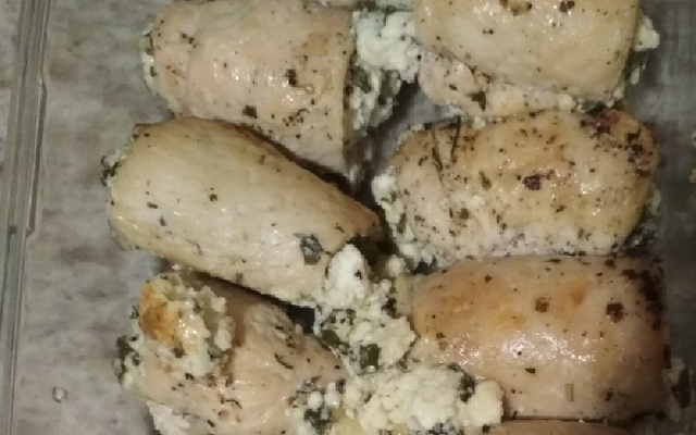 Enroladinho de frango com ricota e espinafre