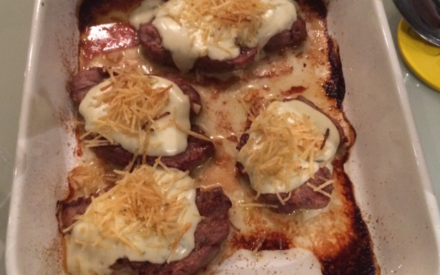 Medalhão de filé mignon ao molho de requeijão e batata palha