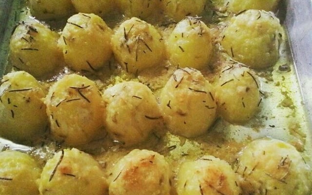 Batata assada com alecrim e sal grosso