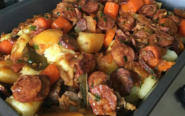 Costela bovina na panela de pressão com linguiça calabresa e bacon