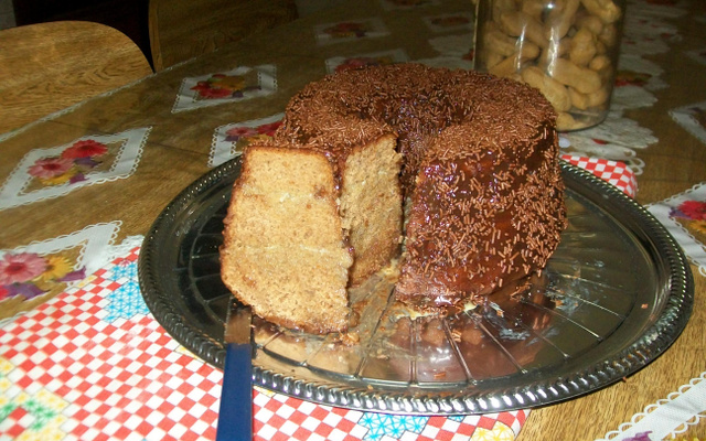 Bolo de chocolate e calda de chocolate