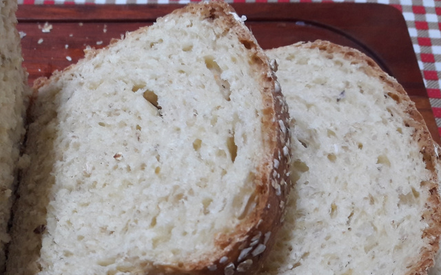 Pão de aveia, quinoa e uvas passas