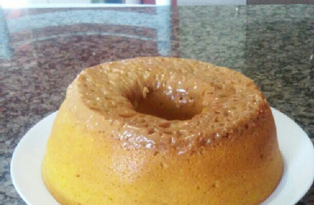 Bolo de cenoura e cobertura de leite condensado cozido com coco