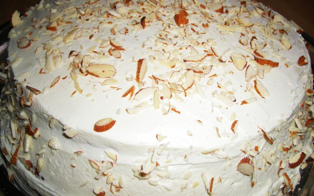 Bolo esponja com recheio de amêndoa