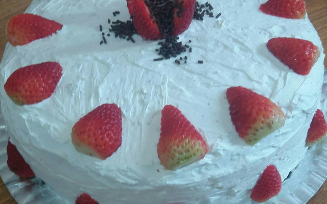 Bolo de chocolate recheado com morangos