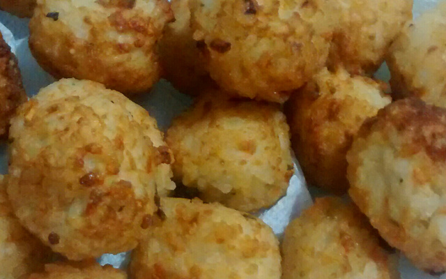 Bolinho de arroz com queijo
