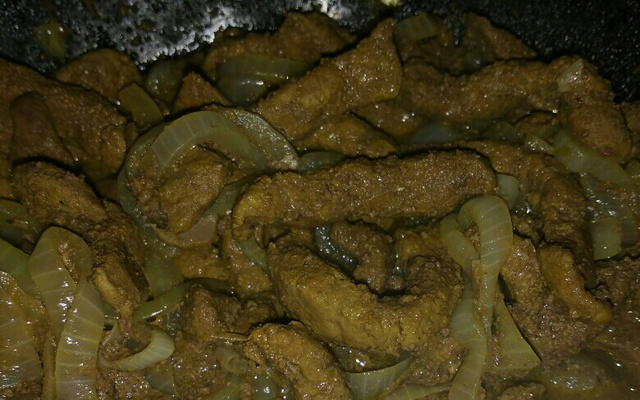 Iscas de fígado aceboladas