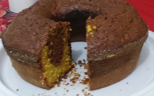 Bolo de cenoura mesclado com chocolate de liquidificador