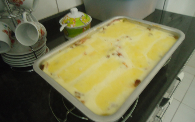 Lasanha ao molho bolonhesa e molho branco