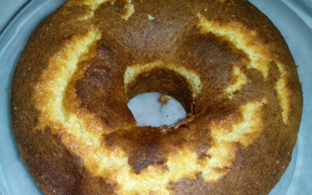 Bolo simples com cobertura de chocolate