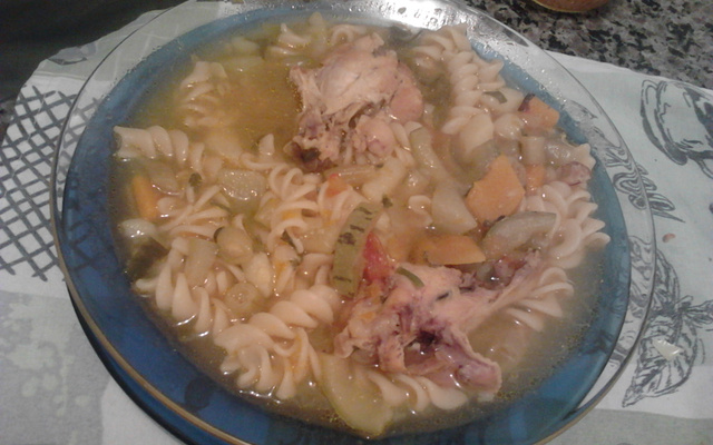 Sopa de frango e legumes deliciosa