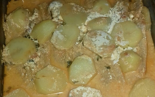 Filé de peixe ao molho de leite de coco e creme de leite