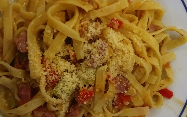 Macarrão com abobrinha e calabresa