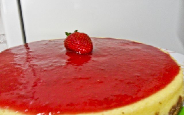 Cheesecake americano com calda de morango