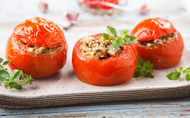 Tomates recheados com carne moída e pimentão