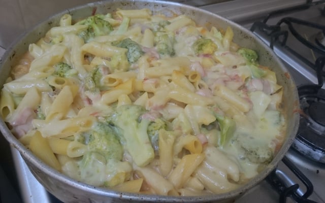 Macarrão de panela de pressão com brócolis.