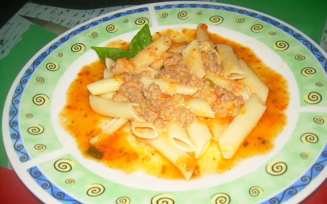 Penne à bolonhesa ao molho marguerita e queijo