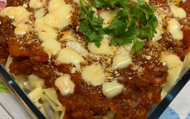 Macarrão Capeletti ao molho de tomate.