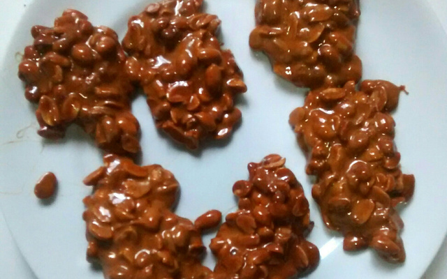 Pé de moleque com mel