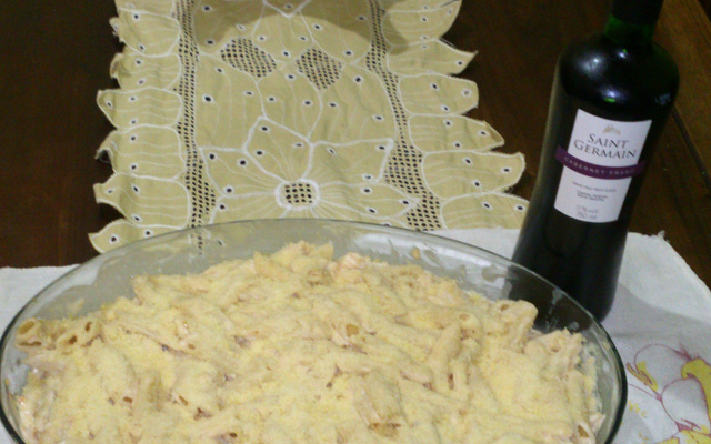 Macarrão ao molho branco e frango desfiado