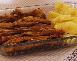 Costela de porco assada com mandioca