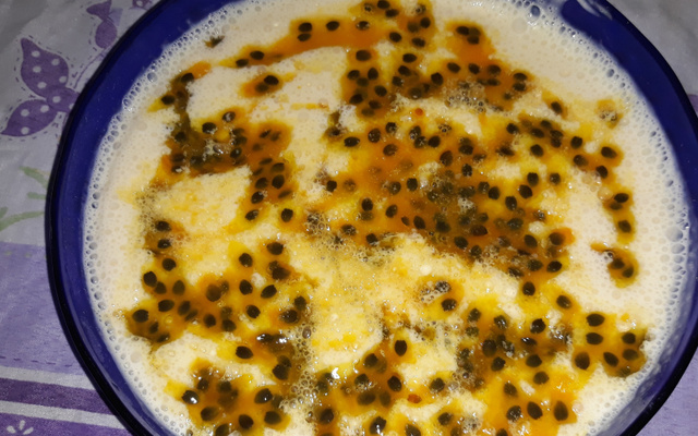 Mousse de maracujá com calda de açúcar