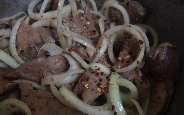 Iscas de fígado aceboladas