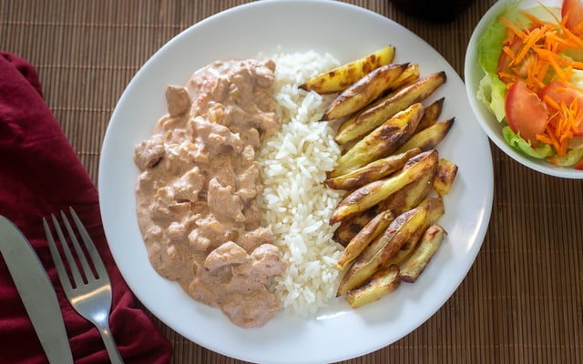 Estrogonofe com queijo e batata frita