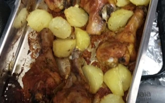 Coxa de frango assada com batatas