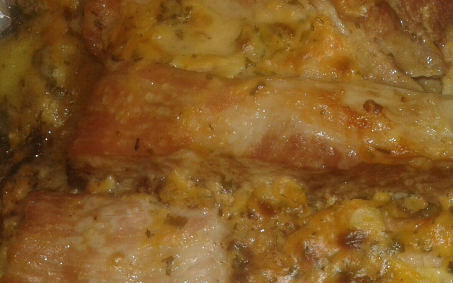 Costelinha de porco com creme de cebola