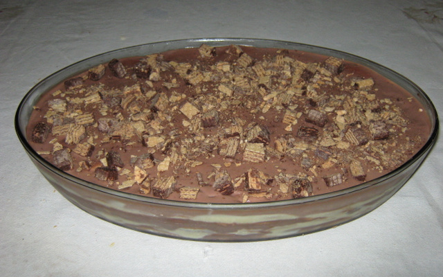 Torta de bolacha com bombons e café