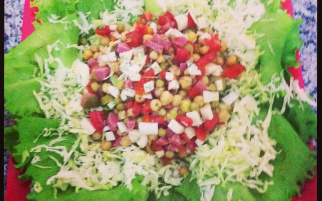Salada verde com grão de bico