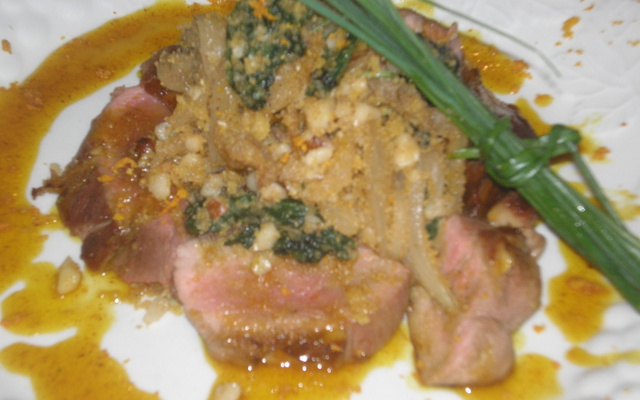 Peitos de patos ao molho de tangerina e curry com farofa de castanha de caju