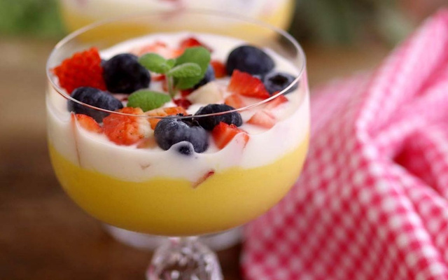 Creme de manga com iogurte e frutas vermelhas